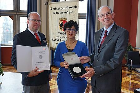 Dem DRK-Ortsverein Minden e.V. wird die Henry-Dunant-Plakette überreicht.